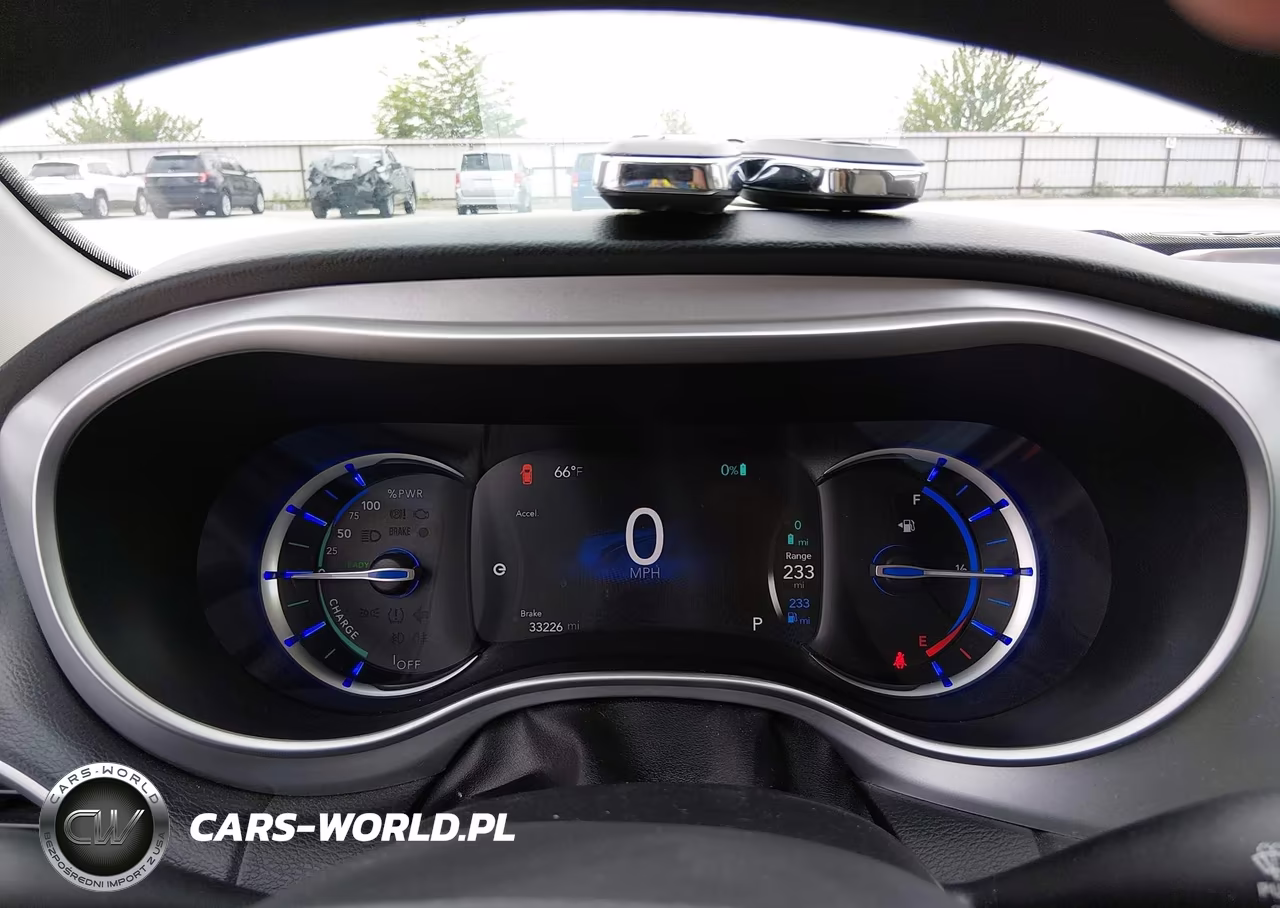 2018 Chrysler Pacifica Hybrid Touring Plus VIN:2C4RC1H72JR289718 - 5