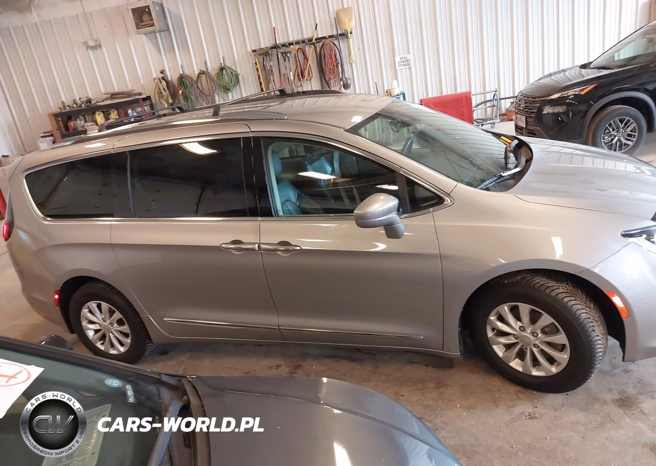2018 Chrysler Pacifica Touring L VIN:2C4RC1BG4JR287784 - 13
