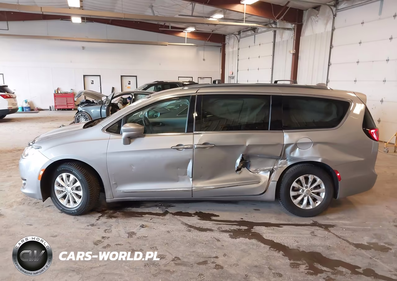 2018 Chrysler Pacifica Touring L VIN:2C4RC1BG4JR287784 - 14