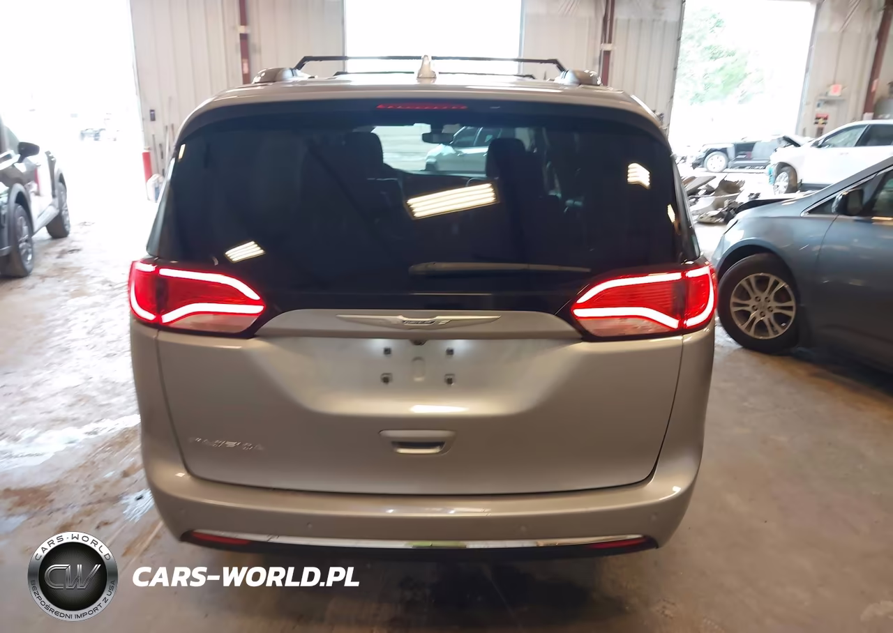 2018 Chrysler Pacifica Touring L VIN:2C4RC1BG4JR287784 - 16