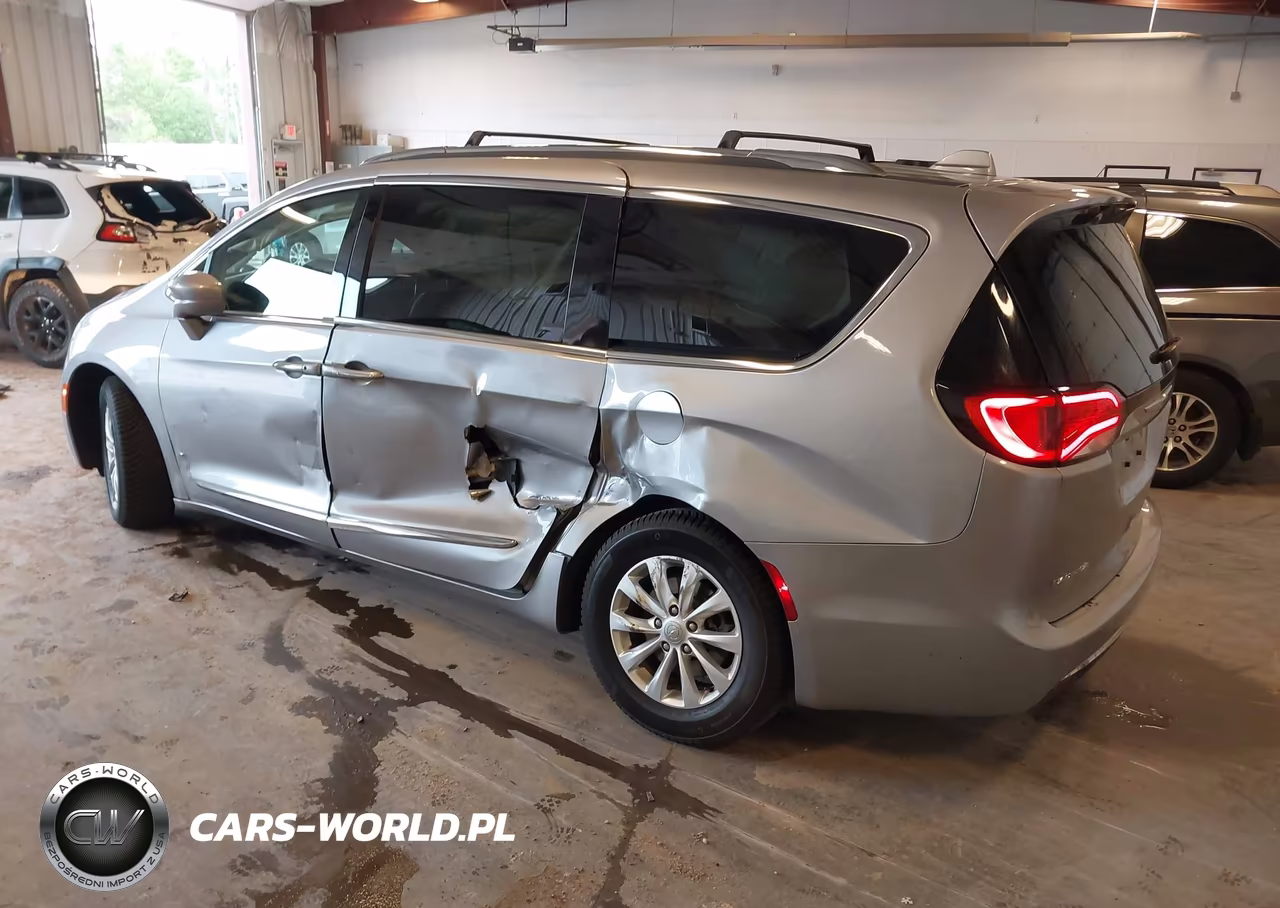2018 Chrysler Pacifica Touring L VIN:2C4RC1BG4JR287784 - 3