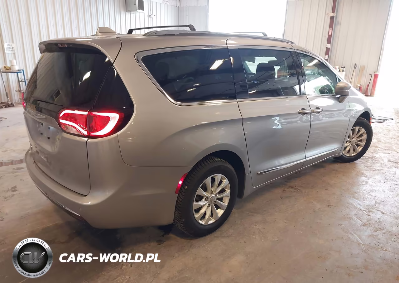2018 Chrysler Pacifica Touring L VIN:2C4RC1BG4JR287784 - 4