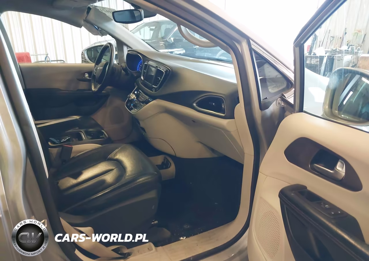 2018 Chrysler Pacifica Touring L VIN:2C4RC1BG4JR287784 - 5