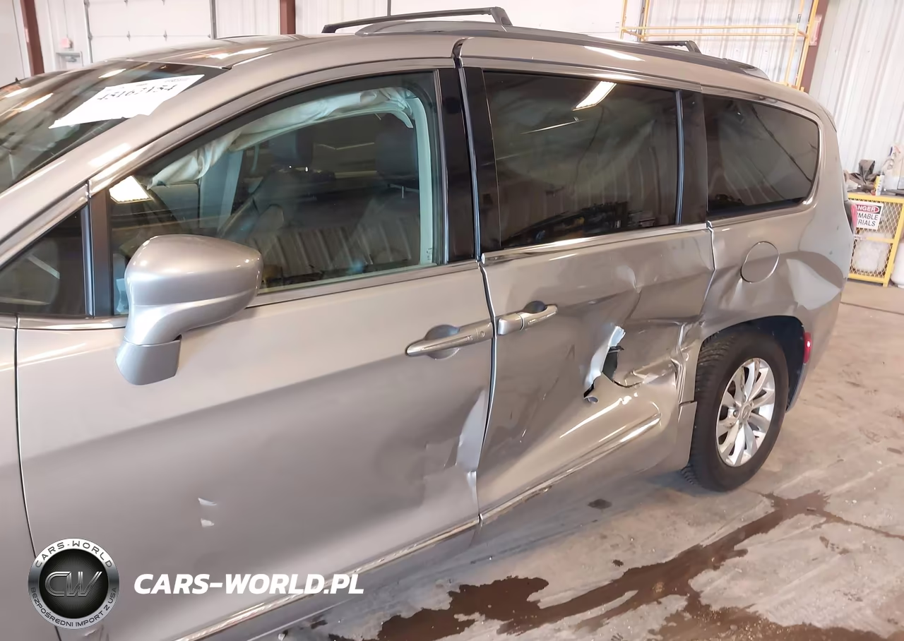 2018 Chrysler Pacifica Touring L VIN:2C4RC1BG4JR287784 - 6