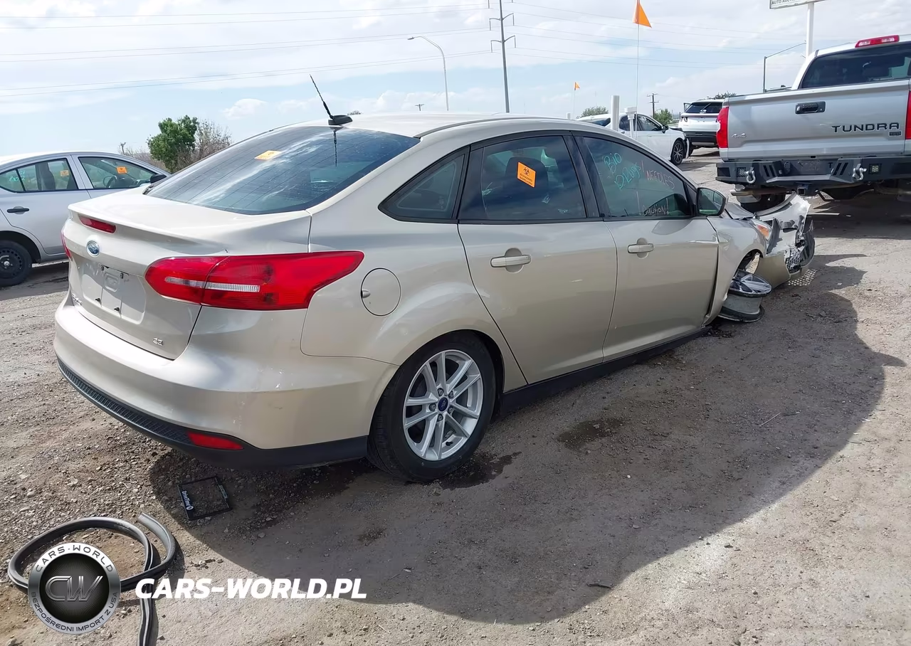 2018 Ford Focus Se VIN:1FADP3F27JL217641 - 4