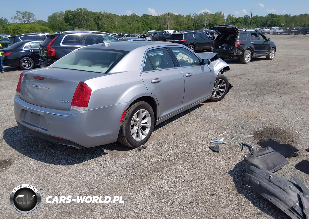 2015 Chrysler 300 Limited VIN:2C3CCAAG4FH893806 - 4