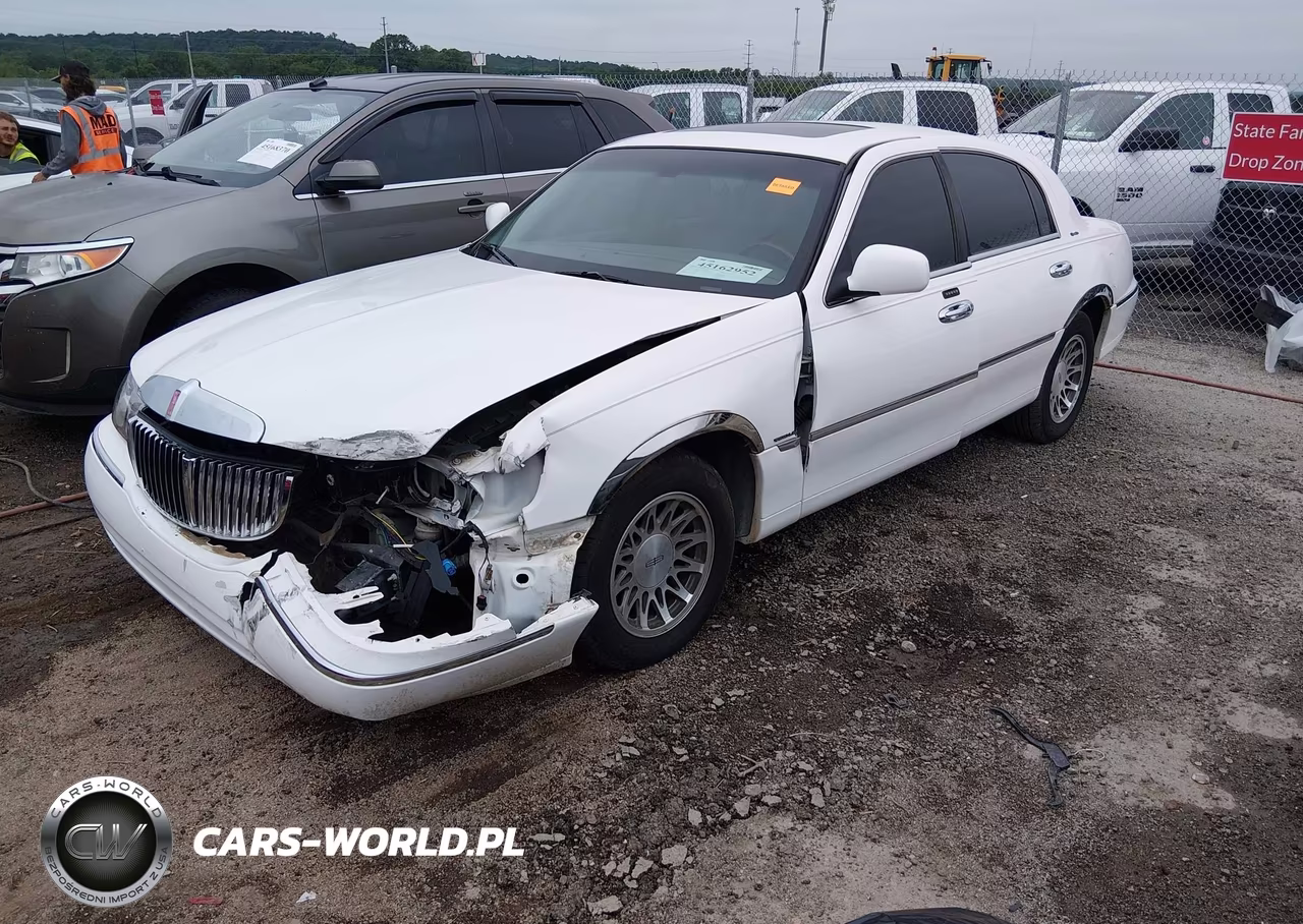 2002 Lincoln Town Car Signature VIN:1LNHM82W62Y657392 - 2