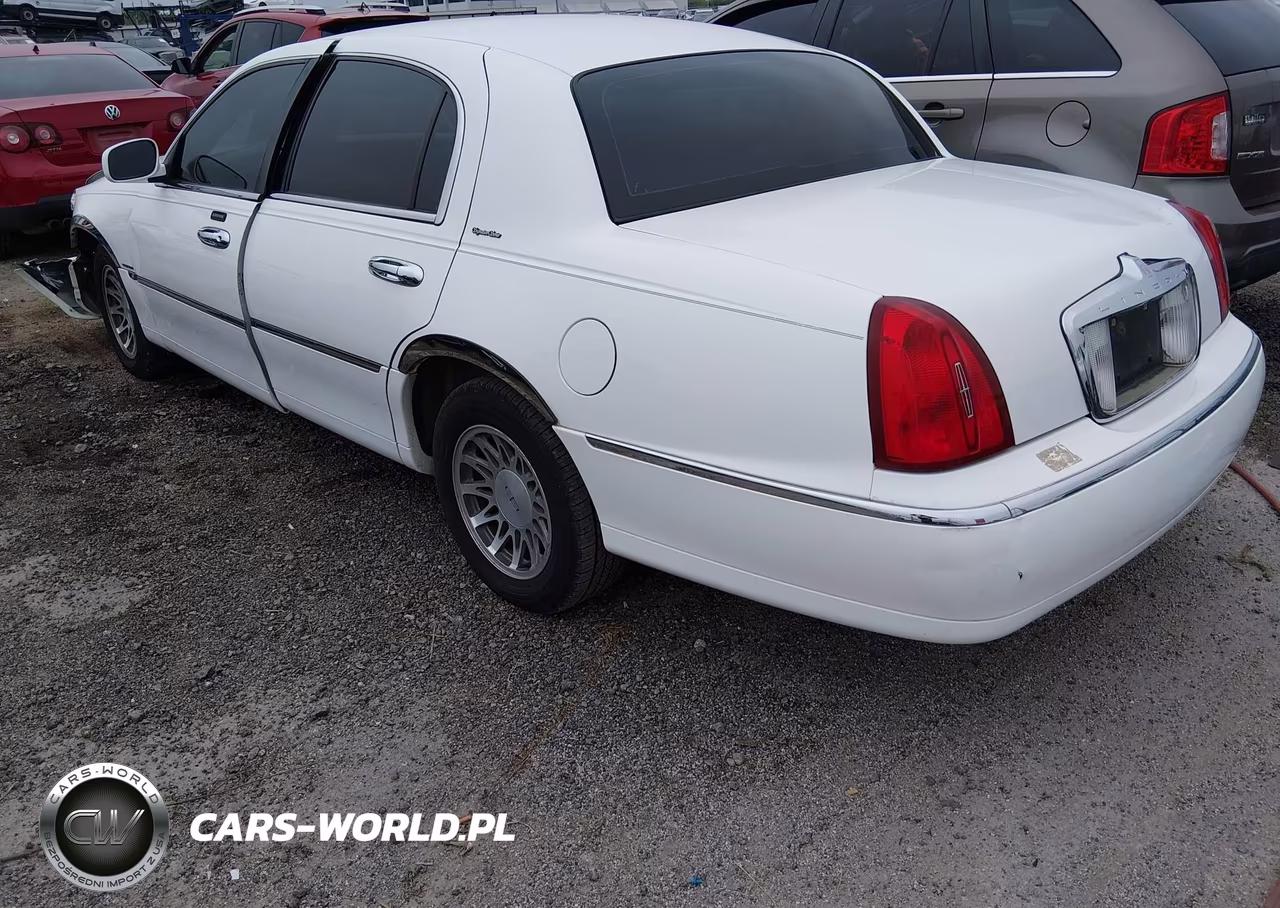 2002 Lincoln Town Car Signature VIN:1LNHM82W62Y657392 - 3