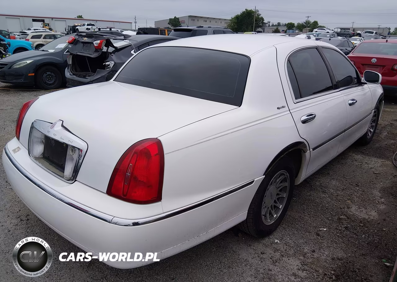 2002 Lincoln Town Car Signature VIN:1LNHM82W62Y657392 - 4