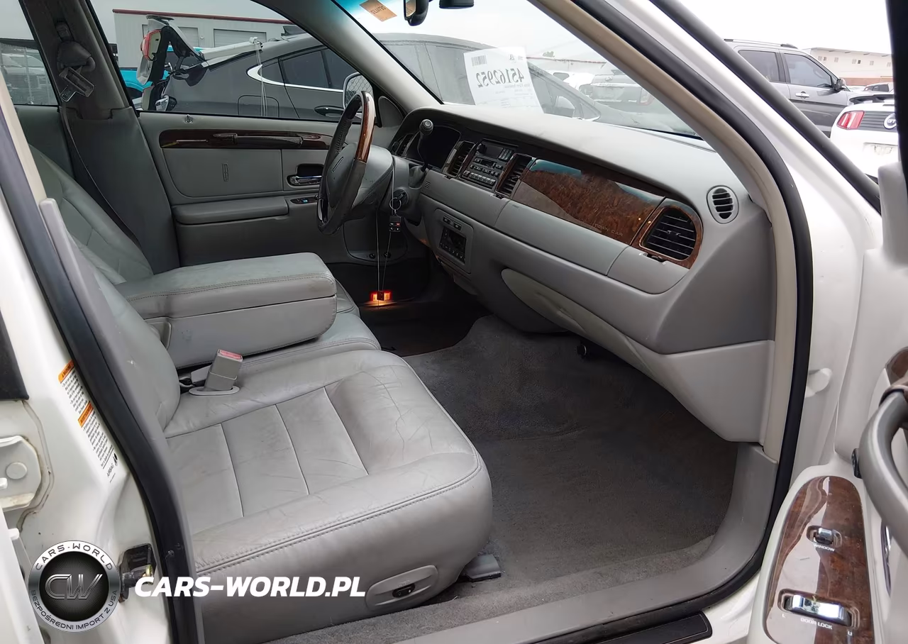 2002 Lincoln Town Car Signature VIN:1LNHM82W62Y657392 - 5