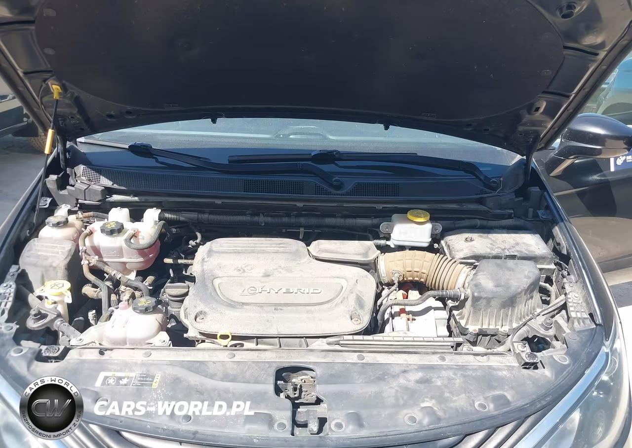 2018 Chrysler Pacifica Hybrid Touring Plus VIN:2C4RC1H73JR163612 - 10