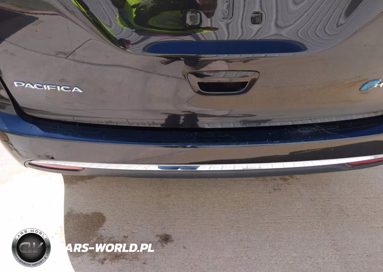 2018 Chrysler Pacifica Hybrid Touring Plus VIN:2C4RC1H73JR163612 - 13