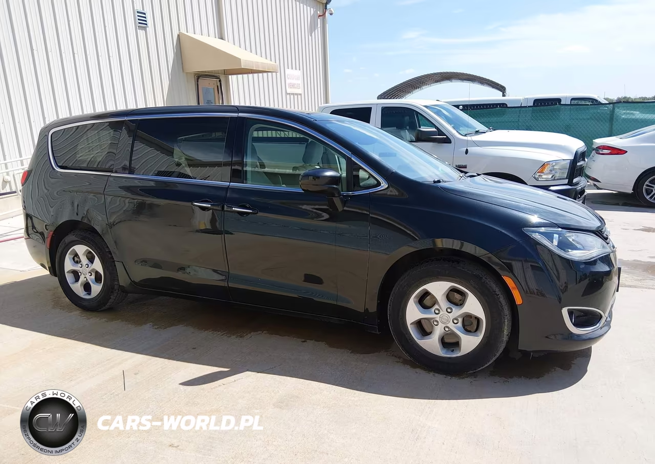 2018 Chrysler Pacifica Hybrid Touring Plus VIN:2C4RC1H73JR163612 - 15