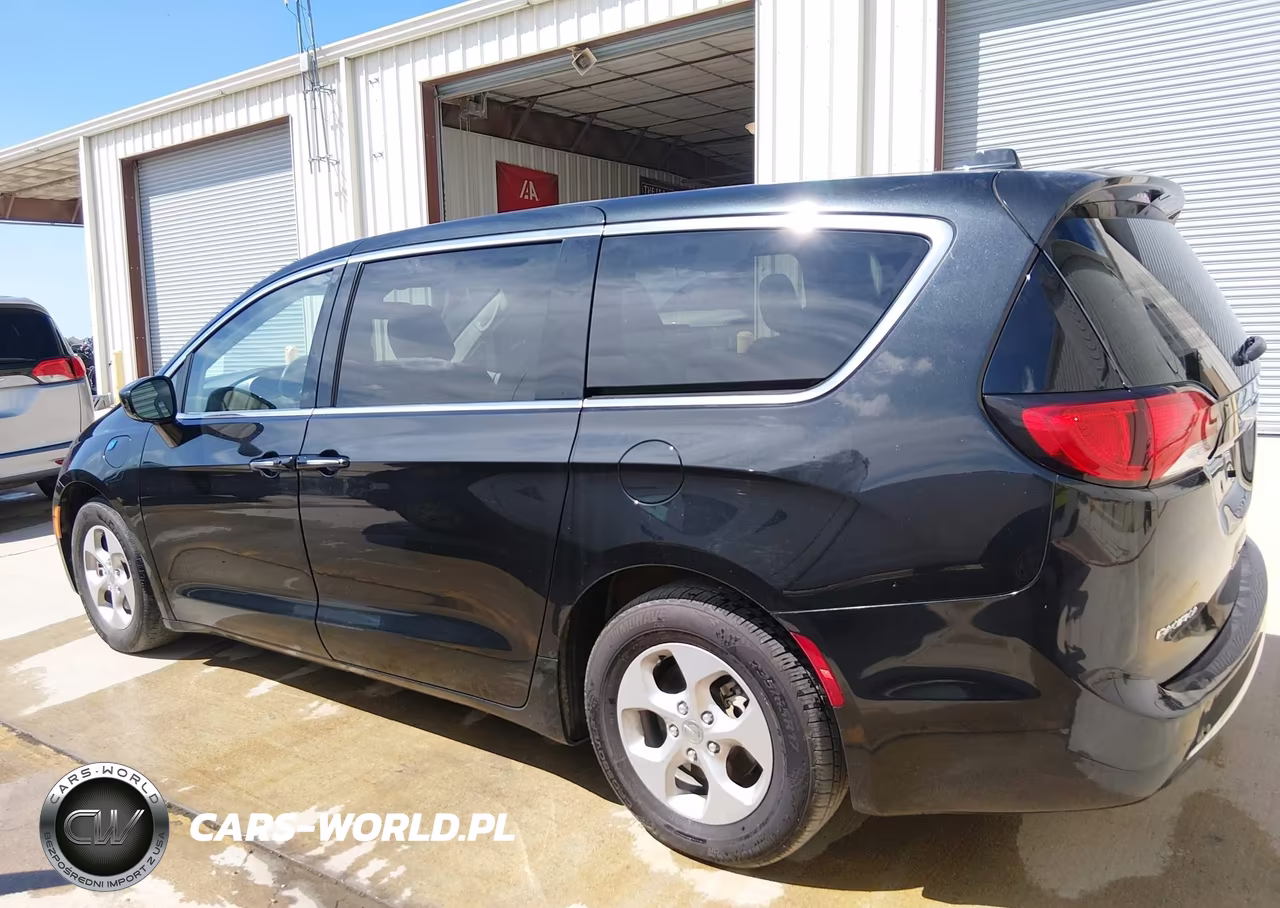 2018 Chrysler Pacifica Hybrid Touring Plus VIN:2C4RC1H73JR163612 - 16