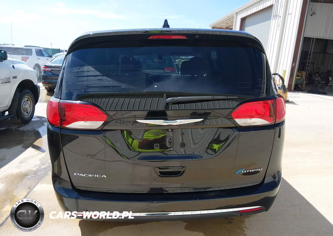 2018 Chrysler Pacifica Hybrid Touring Plus VIN:2C4RC1H73JR163612 - 18