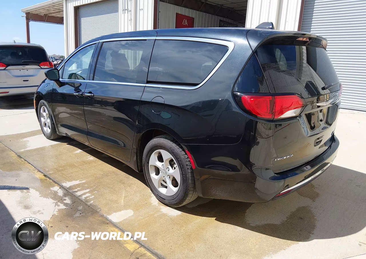 2018 Chrysler Pacifica Hybrid Touring Plus VIN:2C4RC1H73JR163612 - 3