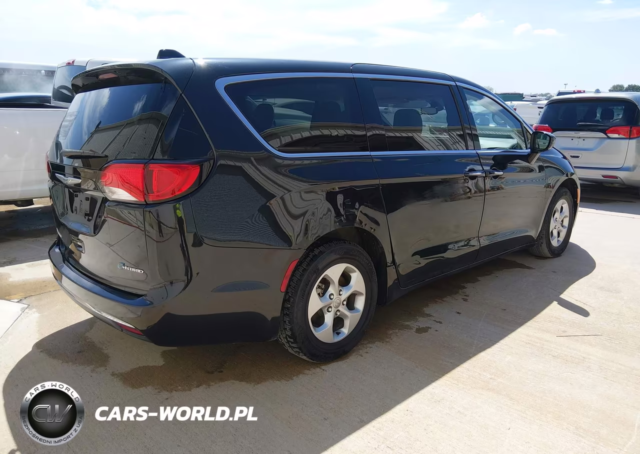 2018 Chrysler Pacifica Hybrid Touring Plus VIN:2C4RC1H73JR163612 - 4