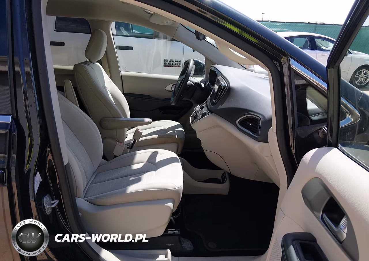 2018 Chrysler Pacifica Hybrid Touring Plus VIN:2C4RC1H73JR163612 - 5