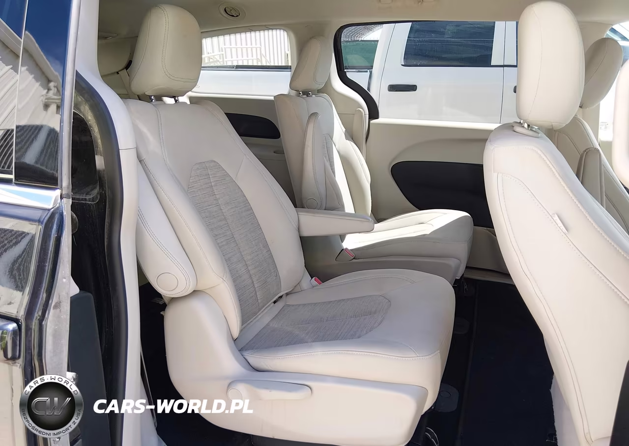 2018 Chrysler Pacifica Hybrid Touring Plus VIN:2C4RC1H73JR163612 - 8