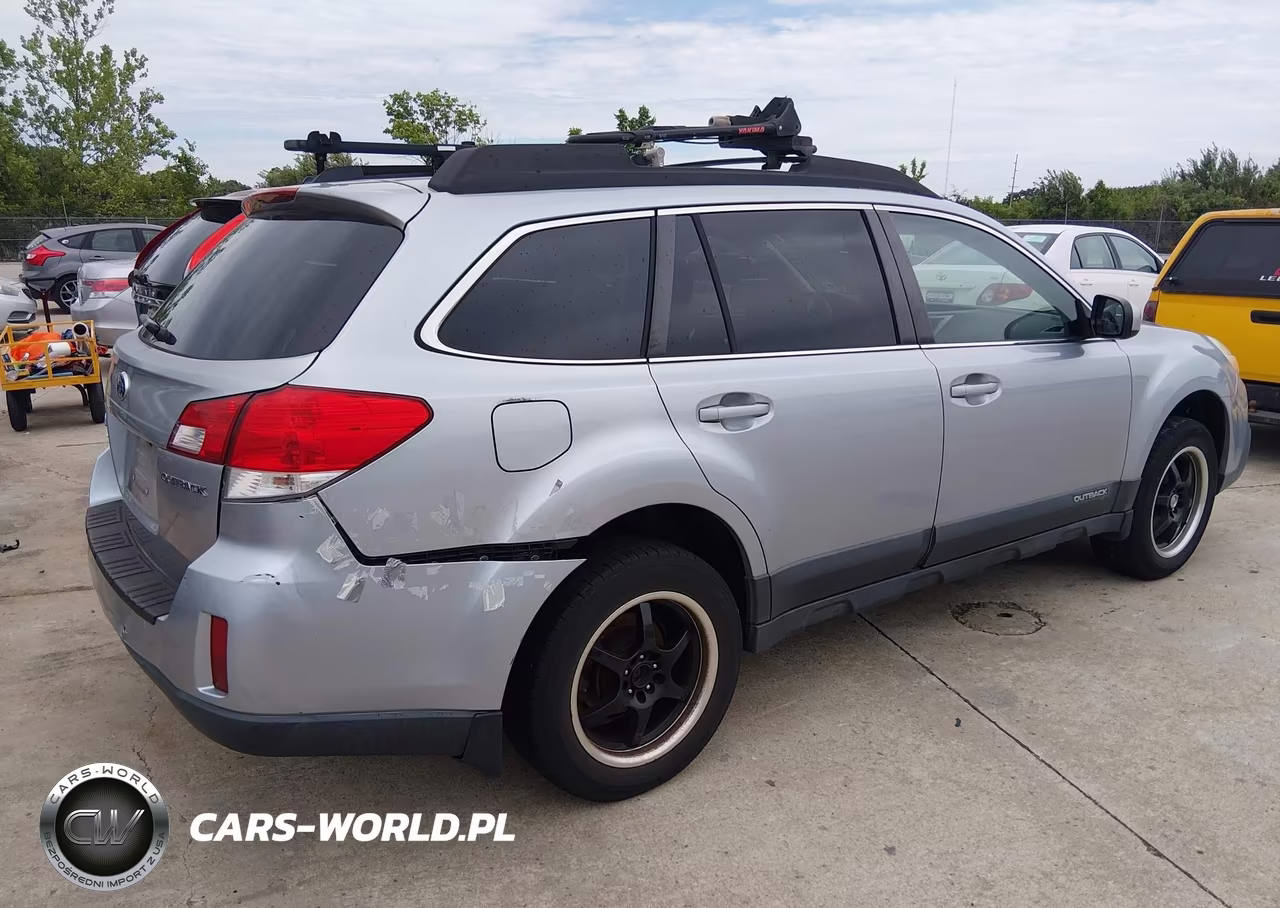 2013 Subaru Outback 2.5I Premium VIN:4S4BRCBC1D3205818 - 4