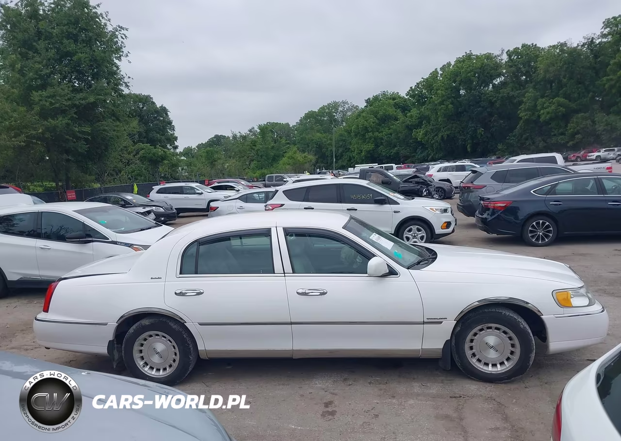 2002 Lincoln Town Car Executive VIN:1LNHM81W02Y611445 - 13