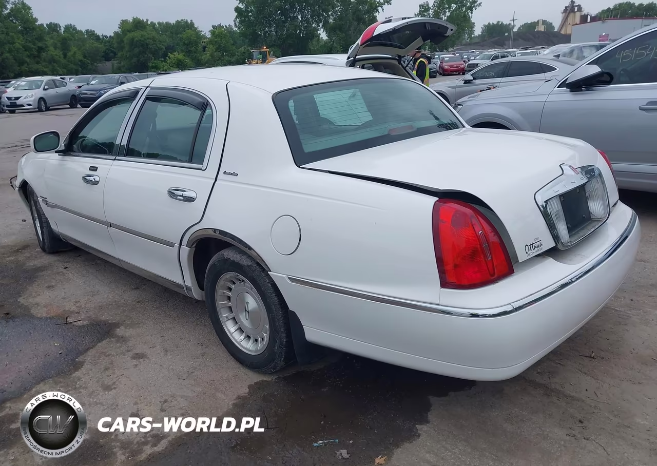 2002 Lincoln Town Car Executive VIN:1LNHM81W02Y611445 - 3