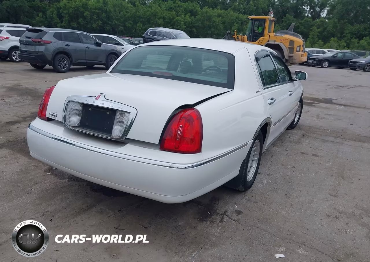 2002 Lincoln Town Car Executive VIN:1LNHM81W02Y611445 - 4