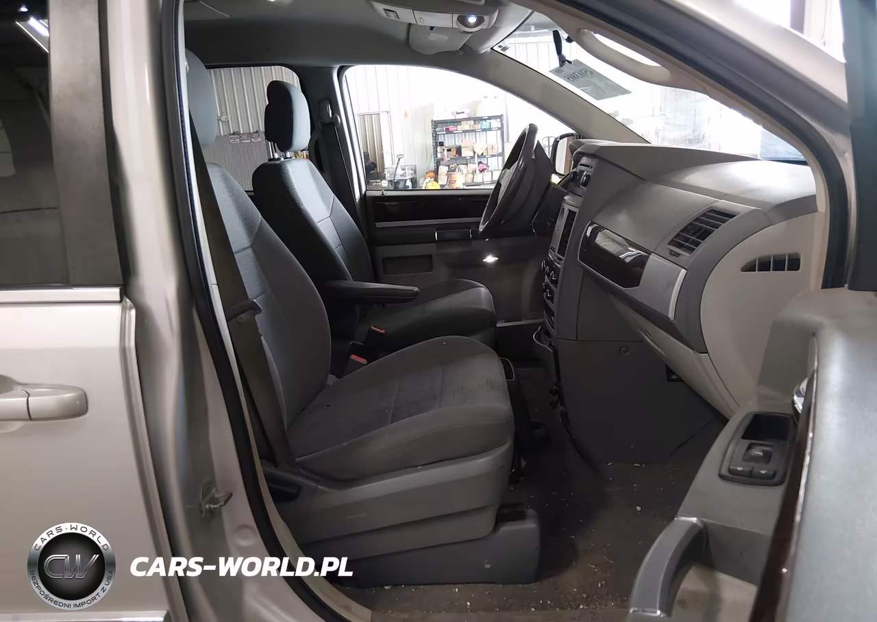 2010 Chrysler Town & Country Touring VIN:2A4RR5D15AR494595 - 5