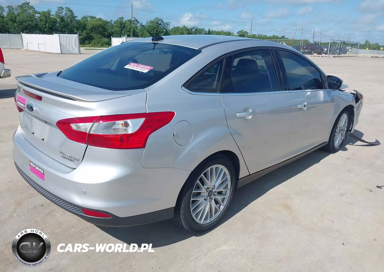 2014 Ford Focus Titanium VIN:1FADP3J20EL310272 - 4