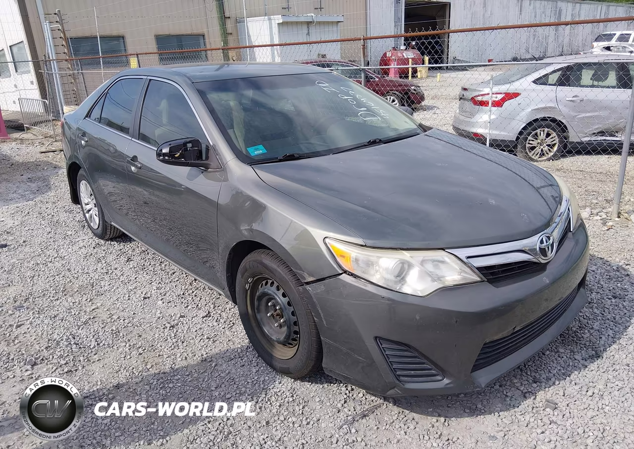 2014 Toyota Camry Le – zdjęcie 1 z 18