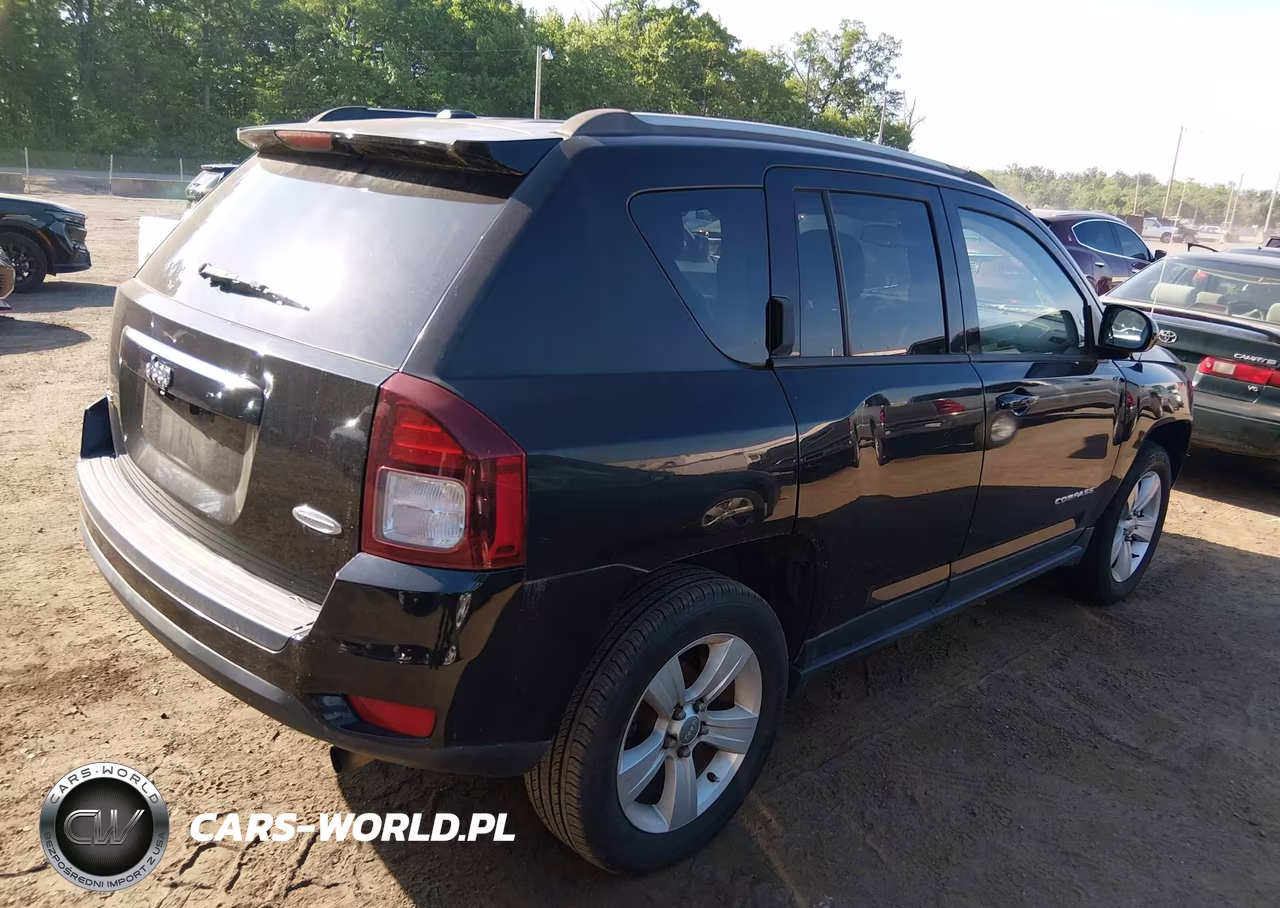 2016 Jeep Compass Latitude VIN:1C4NJDEB0GD759383 - 4