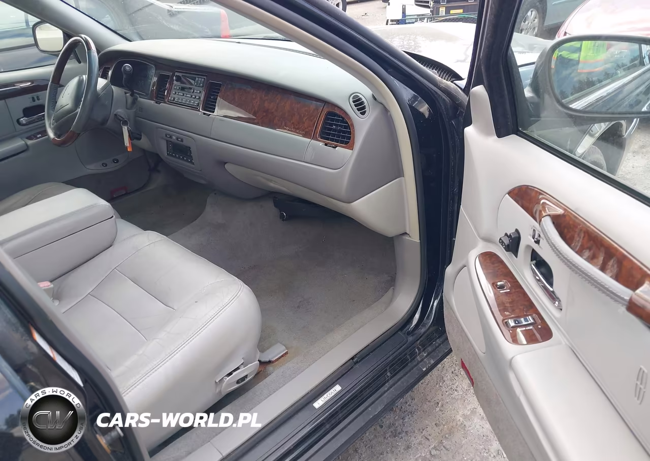 2001 Lincoln Town Car Signature VIN:1LNHM82W61Y732736 - 5