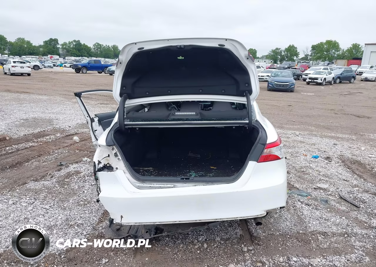 2019 Toyota Camry Le VIN:4T1B11HKXKU184503 - 17