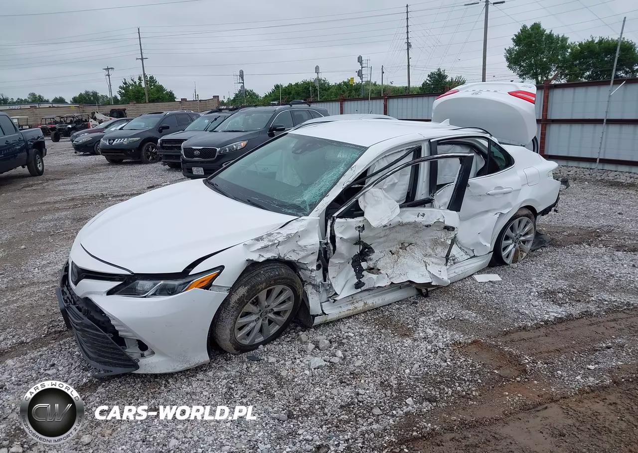 2019 Toyota Camry Le VIN:4T1B11HKXKU184503 - 2
