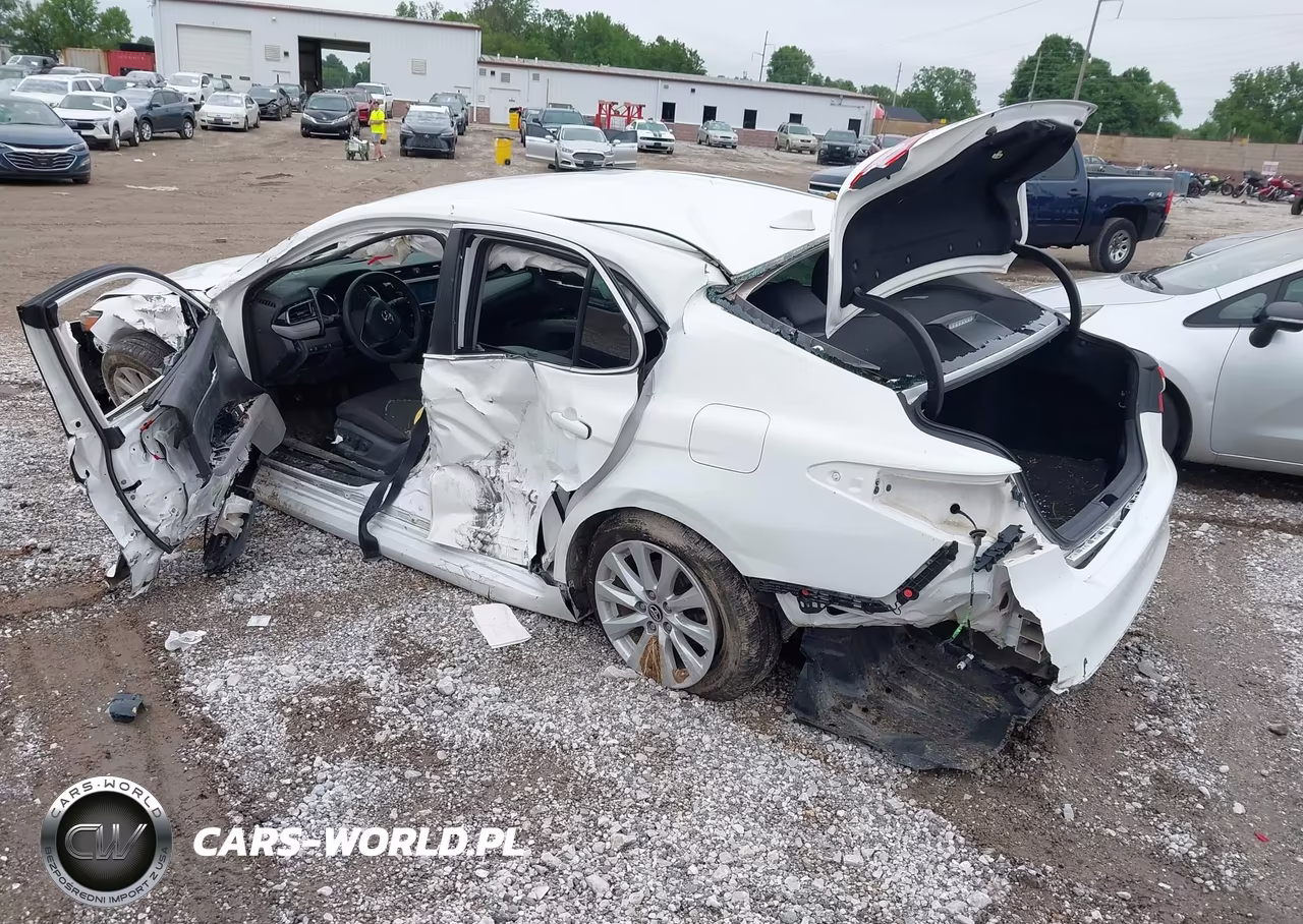2019 Toyota Camry Le VIN:4T1B11HKXKU184503 - 3