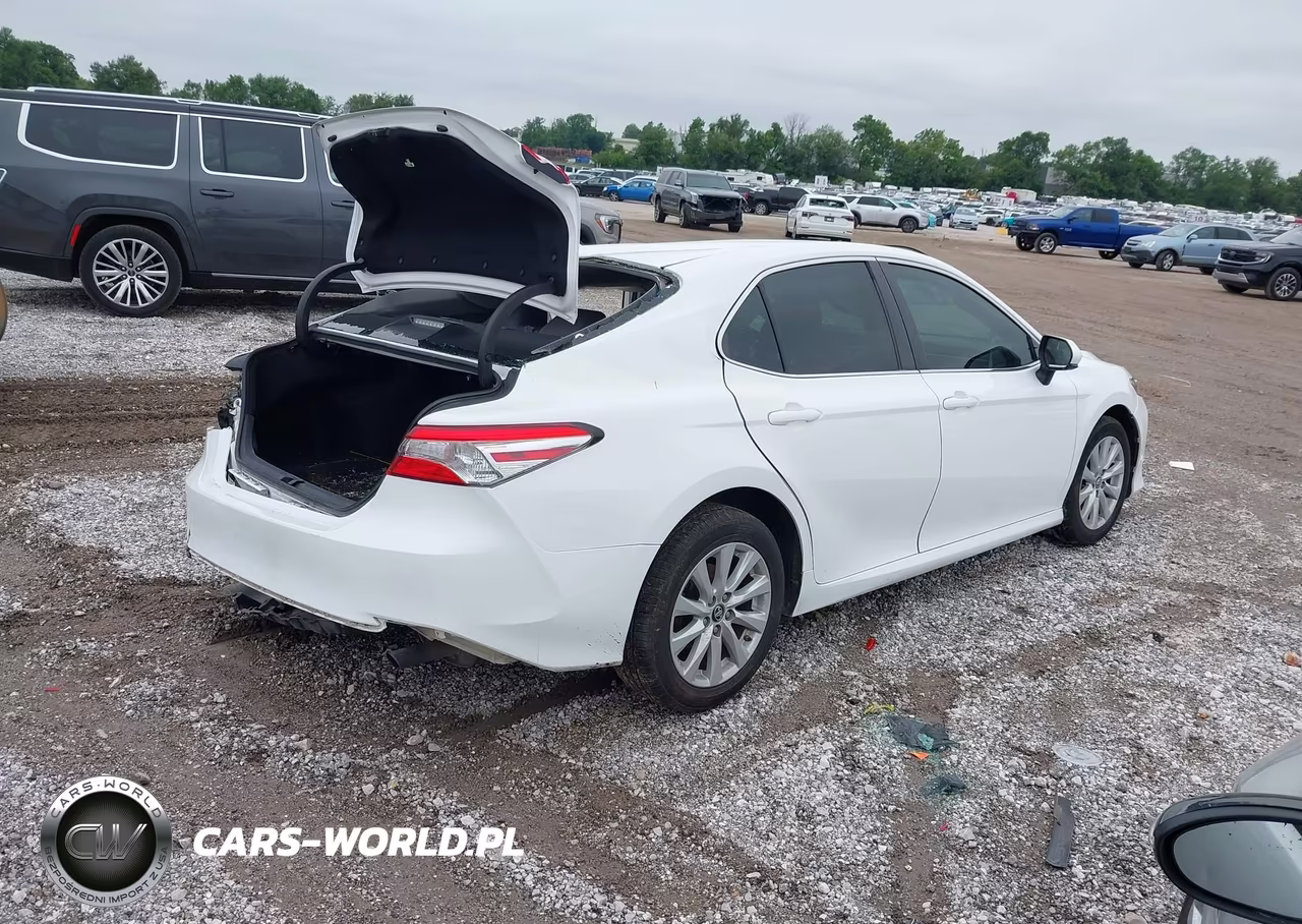 2019 Toyota Camry Le VIN:4T1B11HKXKU184503 - 4