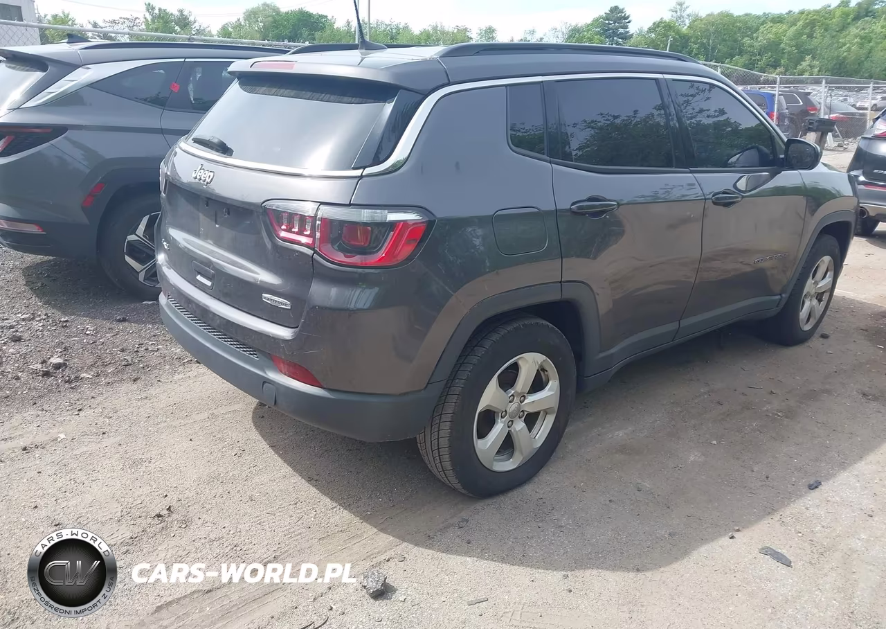 2019 Jeep Compass Latitude 4X4 VIN:3C4NJDBB7KT670112 - 4