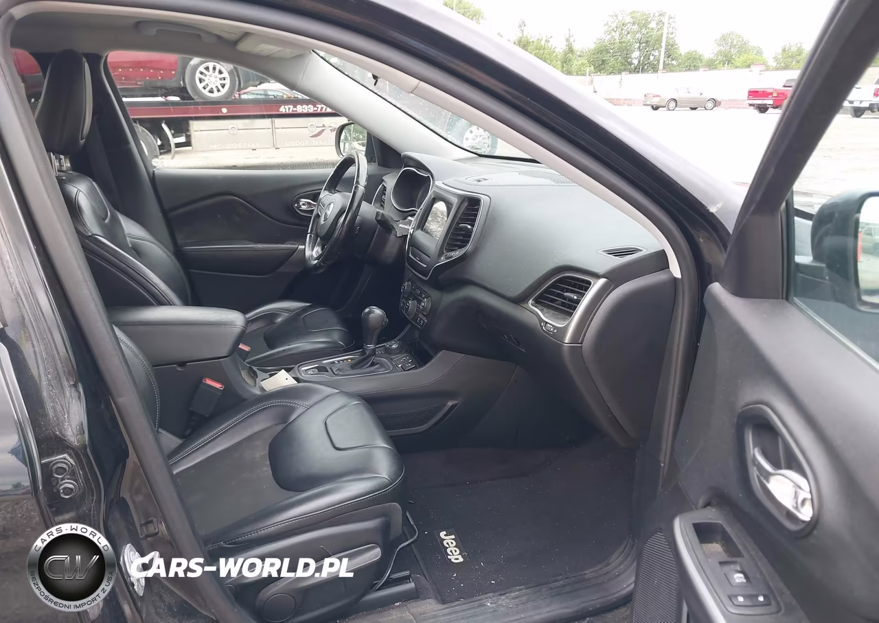 2019 Jeep Cherokee Latitude Plus 4X4 VIN:1C4PJMLB9KD181935 - 5