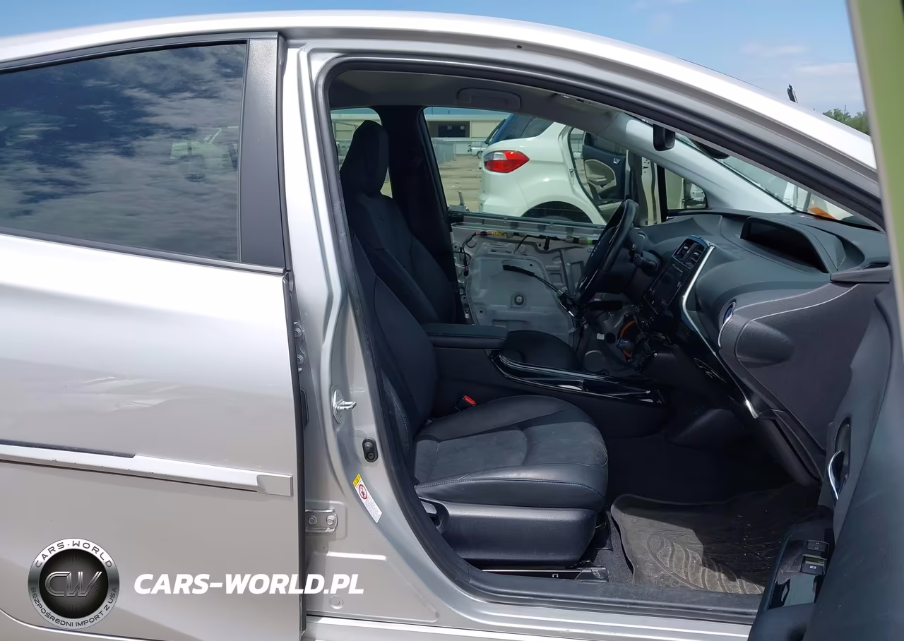 2016 Toyota Prius Four Touring VIN:JTDKARFU6G3511628 - 5
