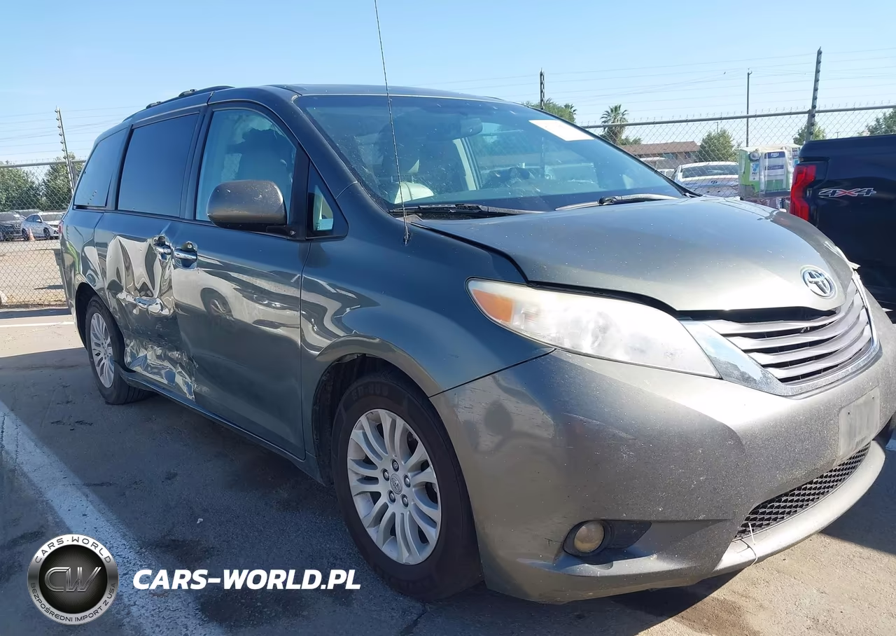 2013 Toyota Sienna Xle V6 8 Passenger