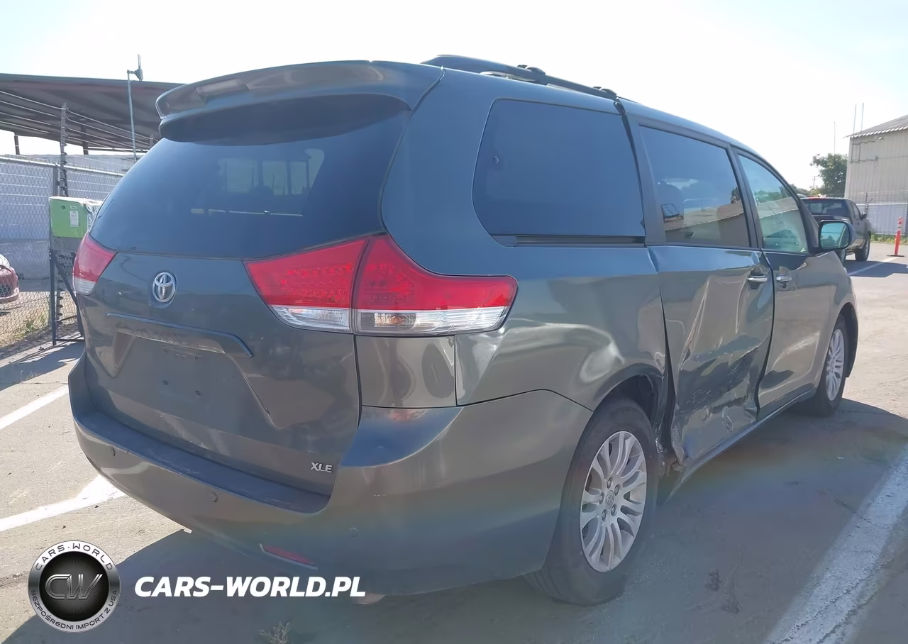 2013 Toyota Sienna Xle V6 8 Passenger VIN:5TDYK3DC5DS349533 - 4