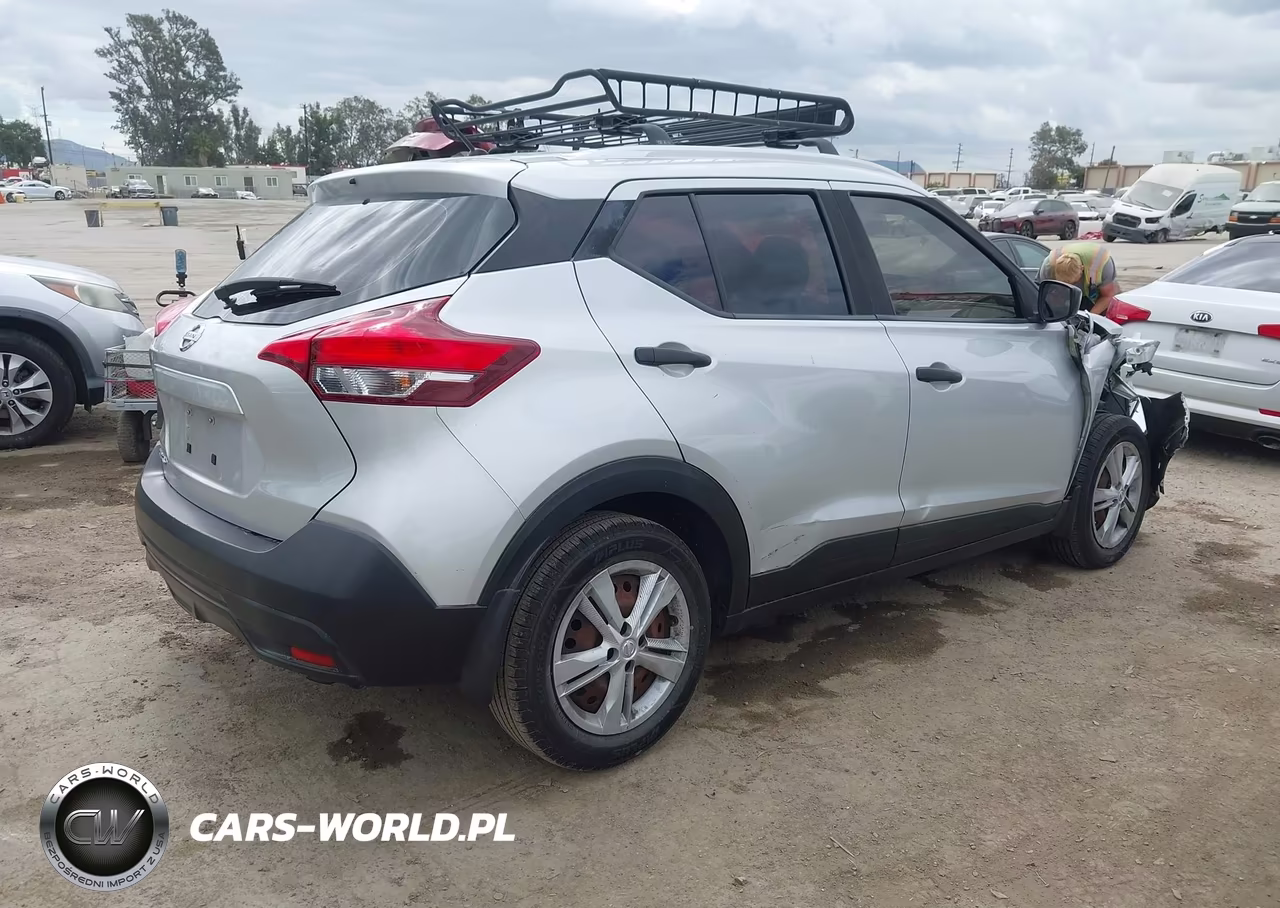 2018 Nissan Kicks S VIN:3N1CP5CUXJL535235 - 4