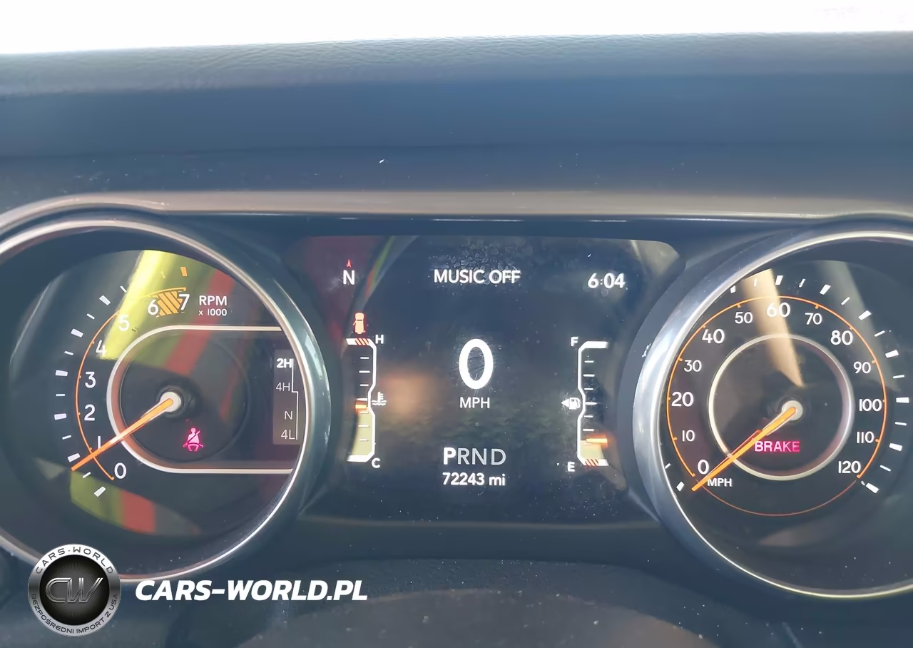 2018 Jeep Wrangler Unlimited Sahara 4X4 VIN:1C4HJXEN7JW220103 - 16