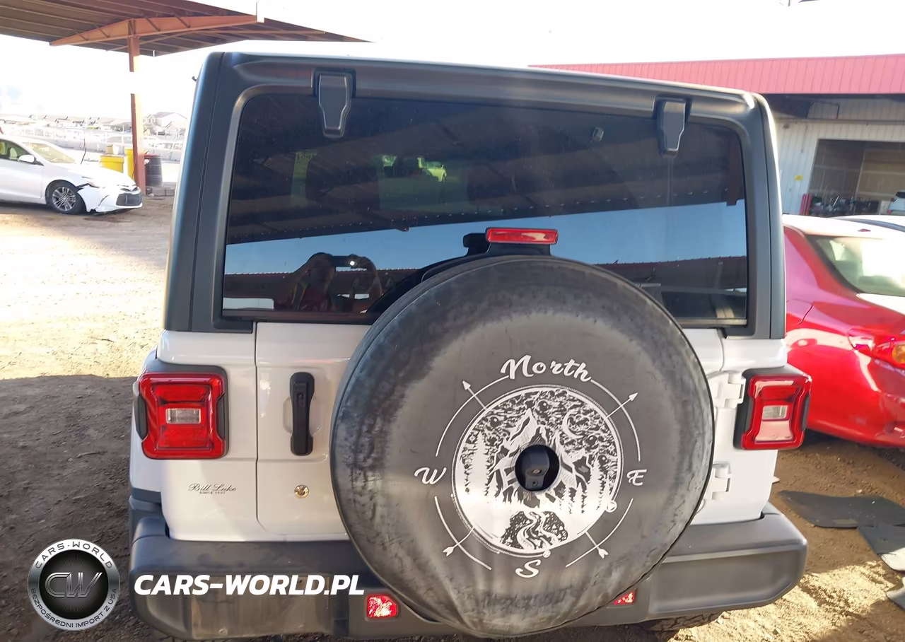 2018 Jeep Wrangler Unlimited Sahara 4X4 VIN:1C4HJXEN7JW220103 - 17