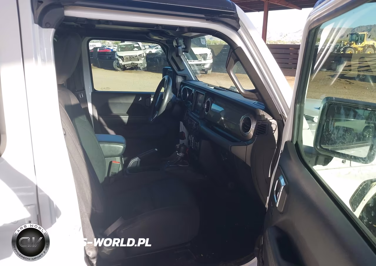 2018 Jeep Wrangler Unlimited Sahara 4X4 VIN:1C4HJXEN7JW220103 - 5