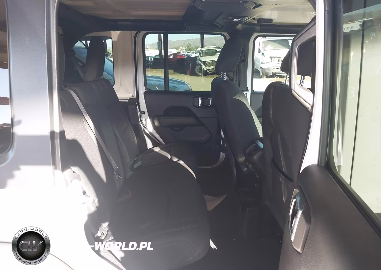2018 Jeep Wrangler Unlimited Sahara 4X4 VIN:1C4HJXEN7JW220103 - 8