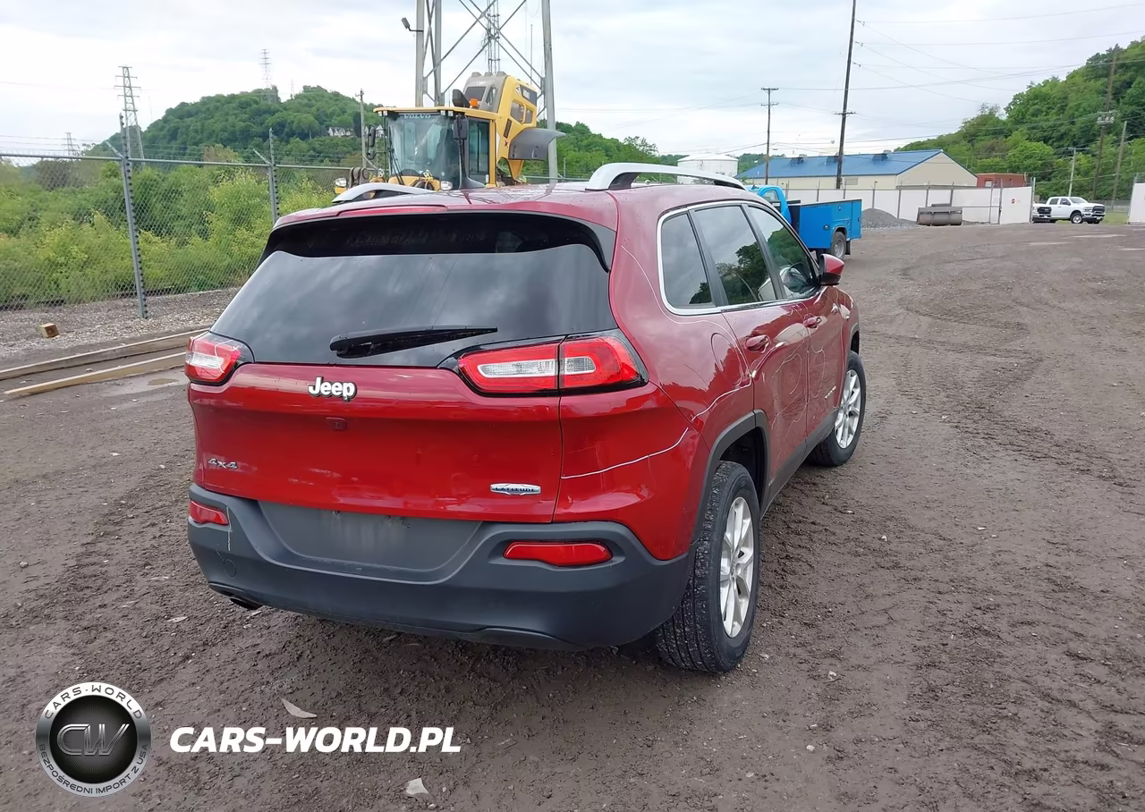 2017 Jeep Cherokee Latitude 4X4 VIN:1C4PJMCB9HW640037 - 4