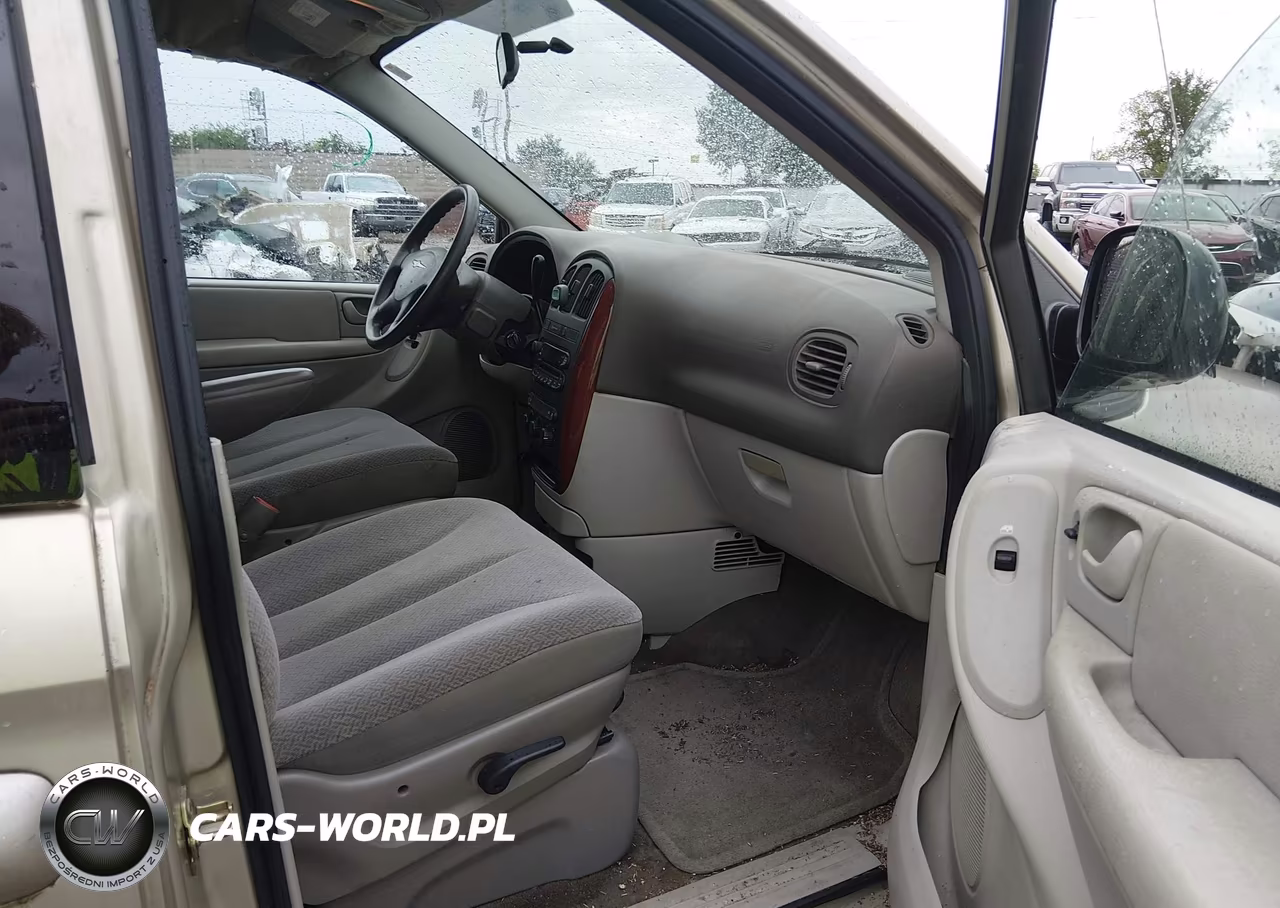 2005 Chrysler Town & Country VIN:1C4GP45R05B438585 - 5