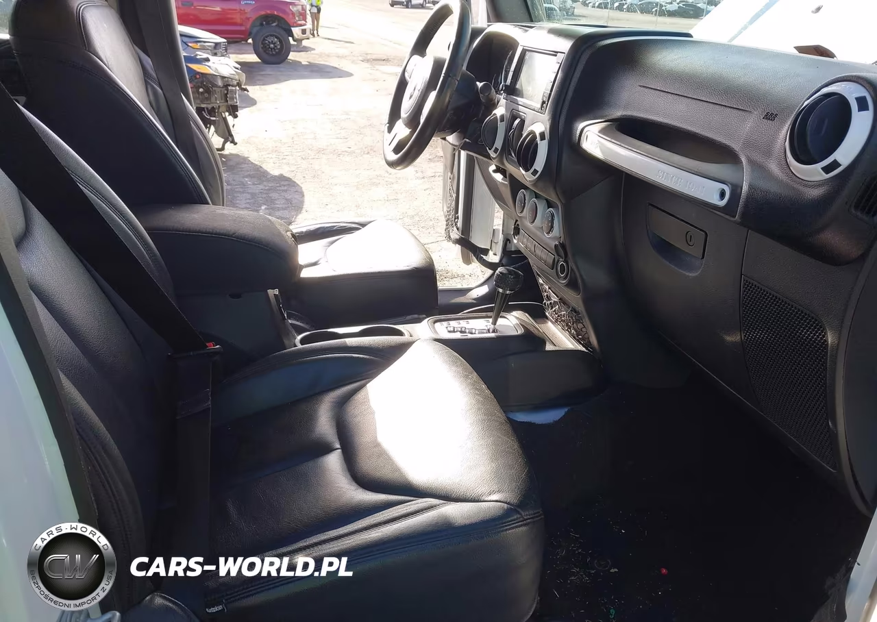 2017 Jeep Wrangler Unlimited Sahara VIN:1C4HJWEG7HL621593 - 5
