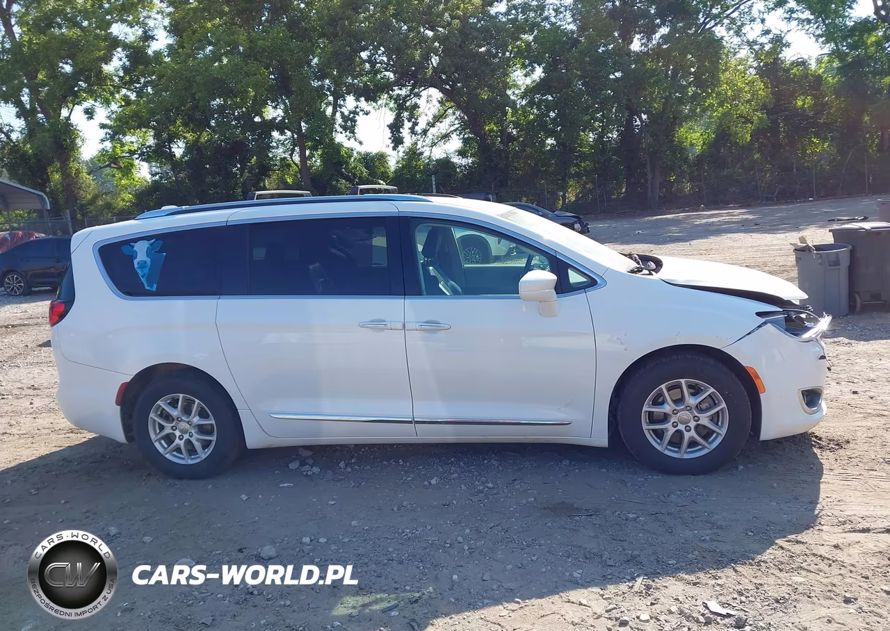 2020 Chrysler Pacifica Touring L VIN:2C4RC1BG5LR114326 - 13